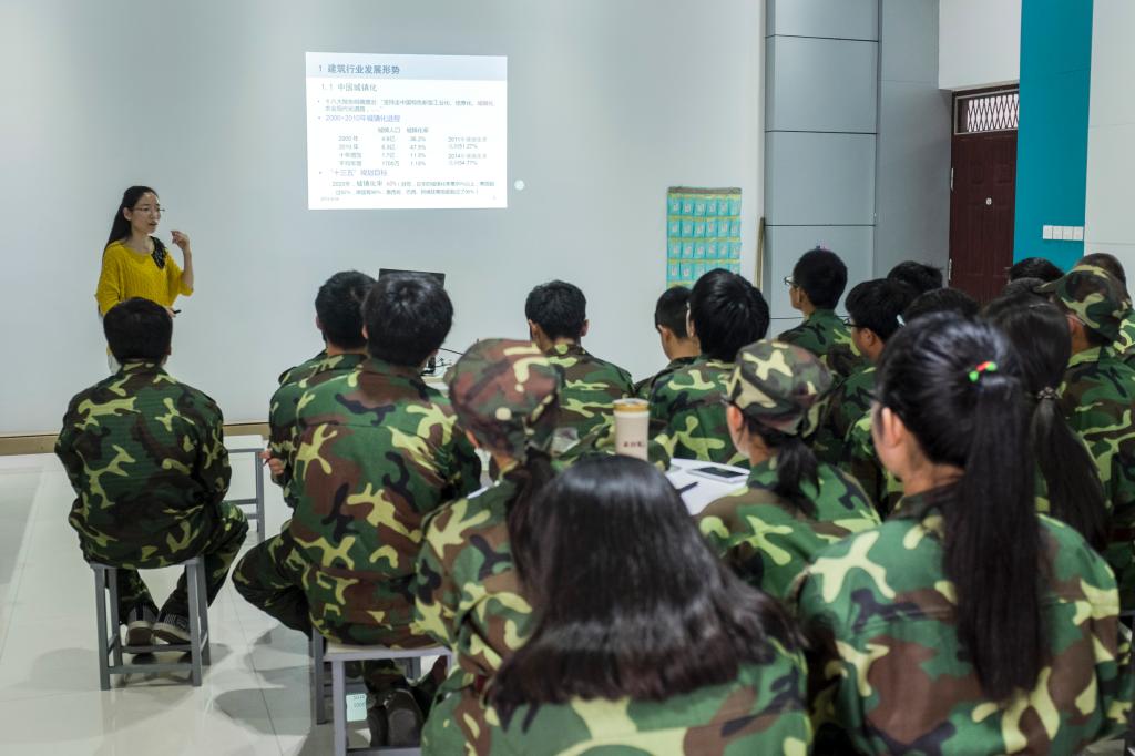 AK体育
胡春红教授为本科生做入学教育